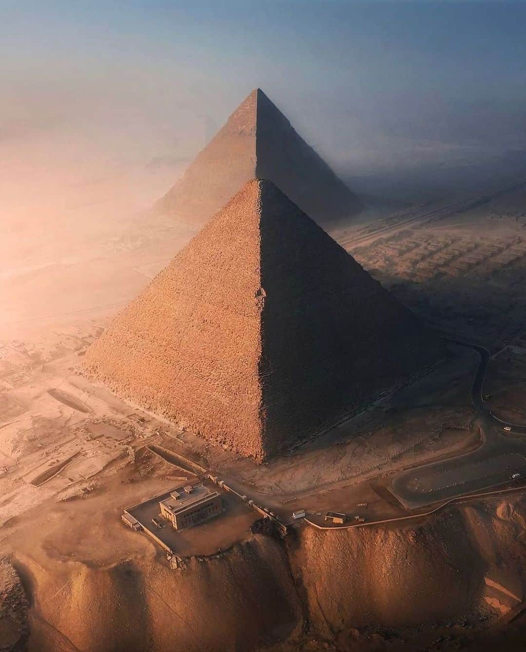 Canon Photographyさんのインスタグラム写真 - (Canon PhotographyInstagram)「The pyramids of Egypt 🇪🇬 Photography // @sebastien.nagy  Curated by @steffeneisenacher  #pyramids #egypt #pyramidsofgiza #cairo #aerialphotography」1月7日 0時57分 - cpcollectives