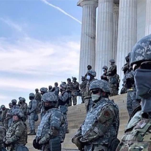 カテリーナ・スコーソンさんのインスタグラム写真 - (カテリーナ・スコーソンInstagram)「Repost from @pauladelstein • Repost from @jacob_aaron_estes • This is what it looked like when #BLM protested outside the capital.」1月7日 6時29分 - caterinascorsone