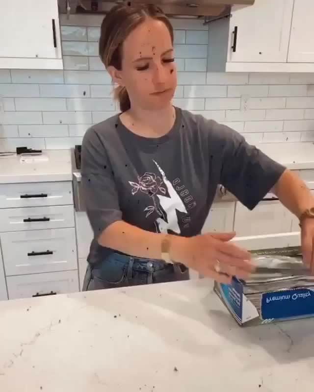 のインスタグラム：「Raise your hand if you are trying out this foil hack🙋‍♀️⁣⁣⁣ ⁣⁣⁣ "Instead of taking one foil out at a time, take a stack of foils out, rest your hand on a foil, then flip the stack over and repeat." Foil hack by: @the.blonde.chronicles⁣⁣⁣ ⁣⁣⁣ Find all of your foil needs at ⁣⁣Cosmo Prof! Don't forget, Same Day Delivery available. SHOP via #LinkInBio⁣ ⁣⁣⁣ #repost #cosmoprofbeauty #licensedtocreate #hairvideos #hairtutorials #hairtutorial #haireducation #hairhacks #hairtips #foils #lifehack #lifeofahairstylist #hairstylistlife  #hairstylists #licensedcosmetologist #cosmetologist #beautyindustry」