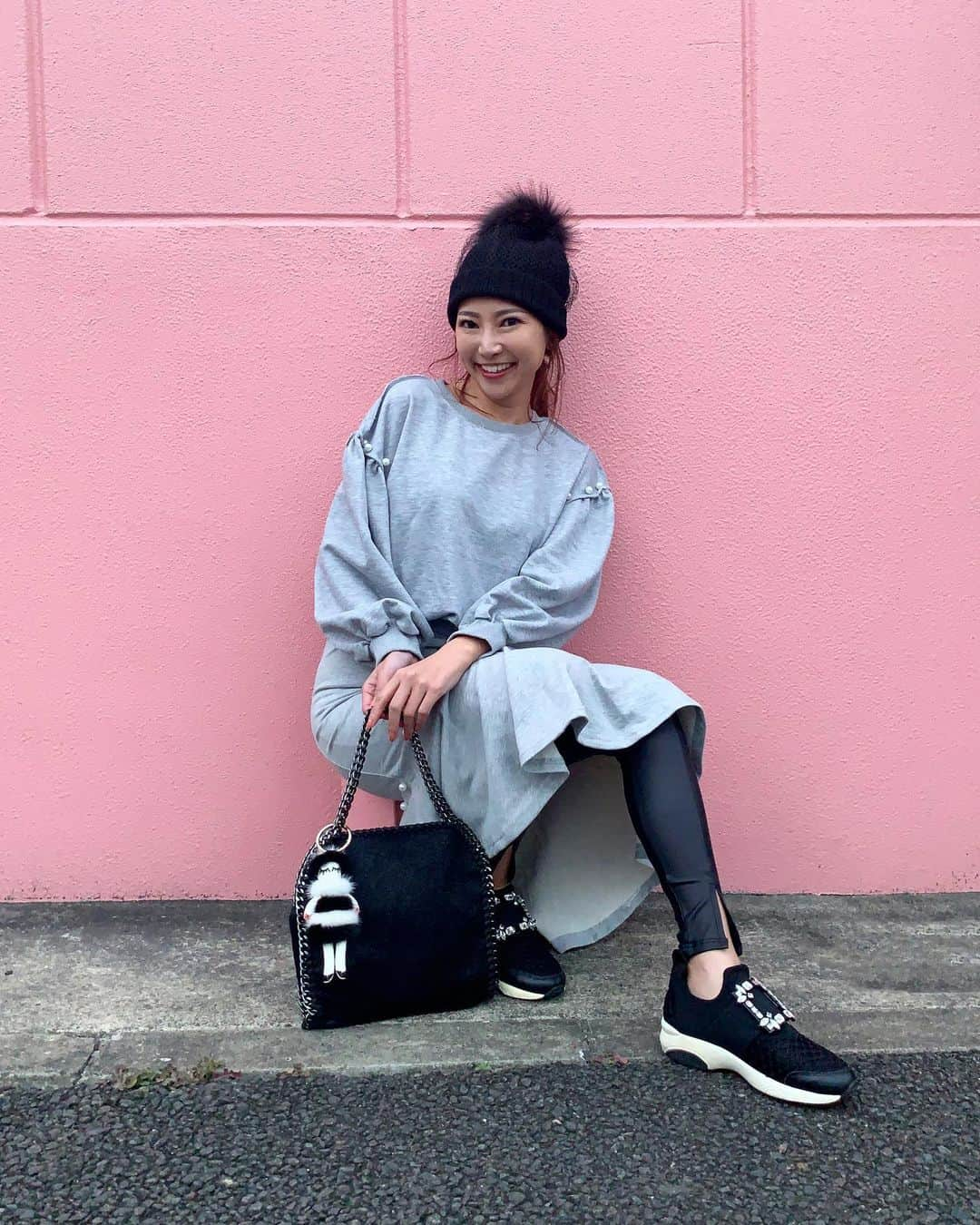 Yumiko Obaさんのインスタグラム写真 - (Yumiko ObaInstagram)「【2021 stylepoint happybag🎁】 新年のお買い物をstylepointでしてくださった皆さまありがとうございましたーーー‼️😆‼️ * * 3種類のテイストでご用意させて頂きましたが、今年最も人気が高かったのは【カジュアル系】でした🧡 こちらのセットアップが入っていた皆さま、春に向けて楽しんでくださいねー🥰 * * ちょっとそこまで♫のお出かけが多くなっている今、かしこまりすぎないお洒落のワンポイントには帽子が便利アイテム。 * * 定番のシンプルニットワッチに、チュールをあしらったタイプが新登場です🌟 カジュアルになりすぎず、ふんわりと覆われたチュールが大人っぽいコーデにも◎ バッチリ決めたジャケットコーデをカジュアルダウンさせたい時などにもちょうど良いので、 春にも活躍しそうな予感〜🤩🤩🤩🤩 コットンブレンド素材です。 * * * * * ____________________________________________________💐 ❤︎stylepoint❤︎ 即納品、SALE品のみでご購入下さると 即日発送🔜🔜🔜🛒🛍📦🏠 * * 予約商品と一緒にご購入されますと、予約商品が揃ってからの発送になります⚠️⚠️⚠️ * * 別発送をご希望の場合はこちら💁‍♀️ ⬇️ ⬇️ info＠stylepoint.jp お気軽にお問い合わせください☺️💖 ____________________________________________________💐 * * * * * ____________________________________________________💐 🛍postへのタグ付けからshop NOW🛒❣️ ✈︎✈︎✈︎商品ページにすぐに飛べるようになっています。 プロフィールにはshopへのリンクがございます🌟 💌お問い合わせはメールにてinfo@stylepoint.jp ____________________________________________________💐  #大人コーディネート #大人コーデ #大人女子 #大人ファッション #大人カジュアル #大人カジュアルコーデ #大人女子コーデ #ファッション #コーディネート #今日のコーデ #本日のコーデ  #お正月 #新年 #新年のご挨拶 #新年の挨拶 #新年の抱負 #仕事始め #年賀状  #ニット帽コーデ #ニット帽 #ニットワッチ #ワッチキャップ #レギンスコーデ  #アラフォーコーデ #アラフォー #アラフィフ #アラフィフコーデ #アラフォーファッション #綺麗めコーデ  #セレクトショップ  https://stylepoint.jp」1月7日 1時02分 - stylepoint_jp