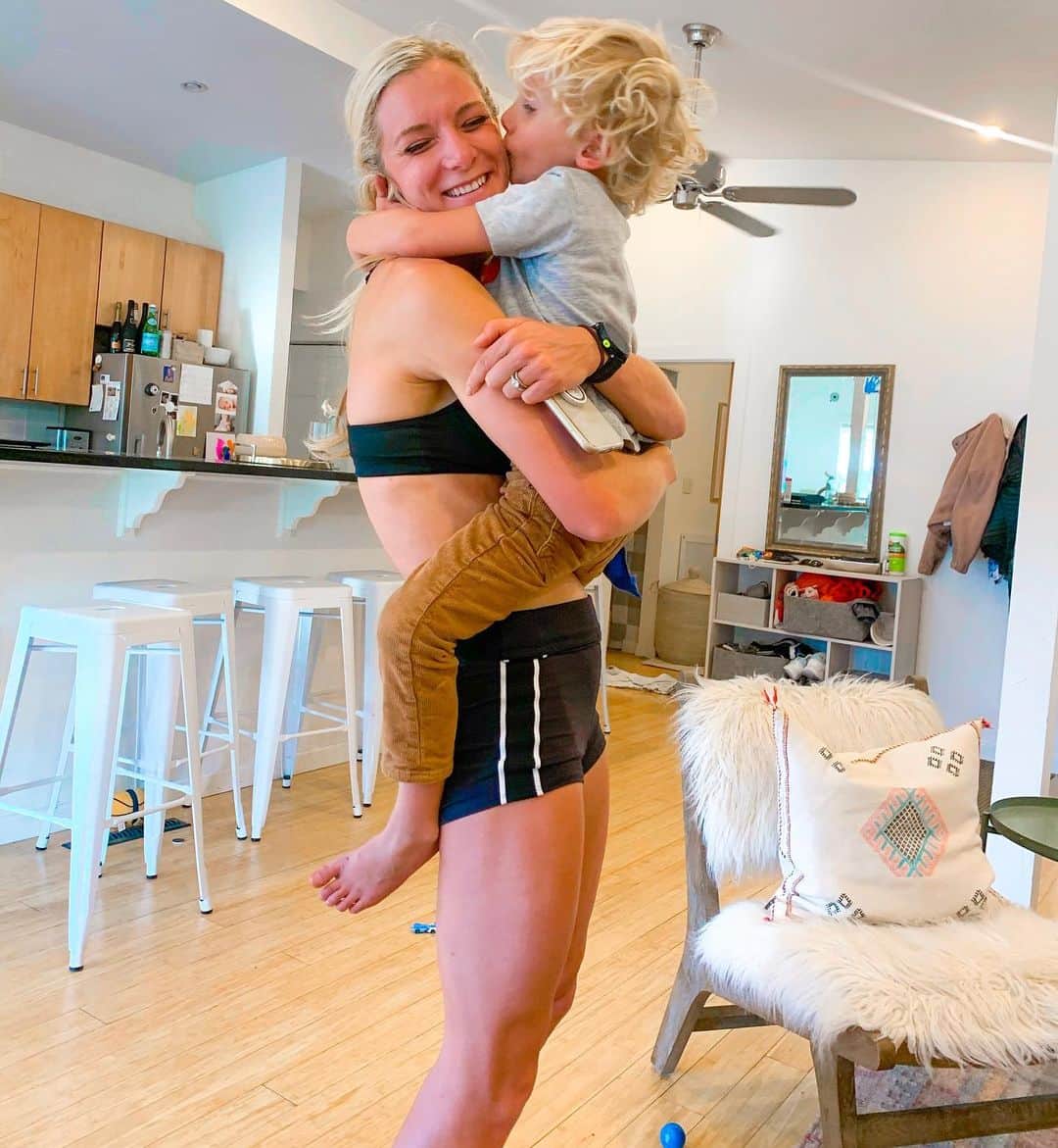 エマ・コバーンのインスタグラム：「Happy birthday August!!!! My best friend (& nephew) turns 5 today! Auggie is the sweetest, funniest, most creative little nugget. Swipe to see some of my favorite moments with him this year- like what he said in response when I said ‘I’m going to the desert for a month to run’ and he said ‘watch out for snakes’ and proceeded to give me a long lesson on different snakes. I love you Auggie!!! #happybirthday」