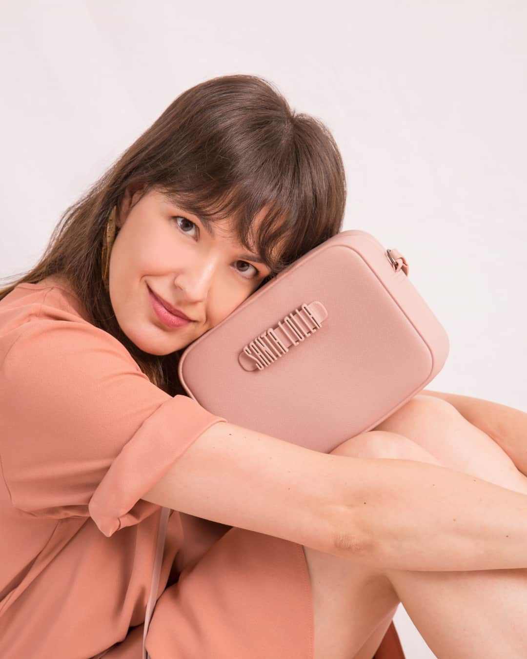 Santa Lollaのインスタグラム：「A @biaperotti fecha a nossa semana de lançamento da linha Good Vibes, trazendo a cor Rosa Quartzo e o seu desejo para os dias de 2021: mais Amor, por favor. [ 0452.2DD0.0016.01D8 • R$159,90 ] #santalollaverao21 #goodvibes #colors #SLhandbags #quartzo」