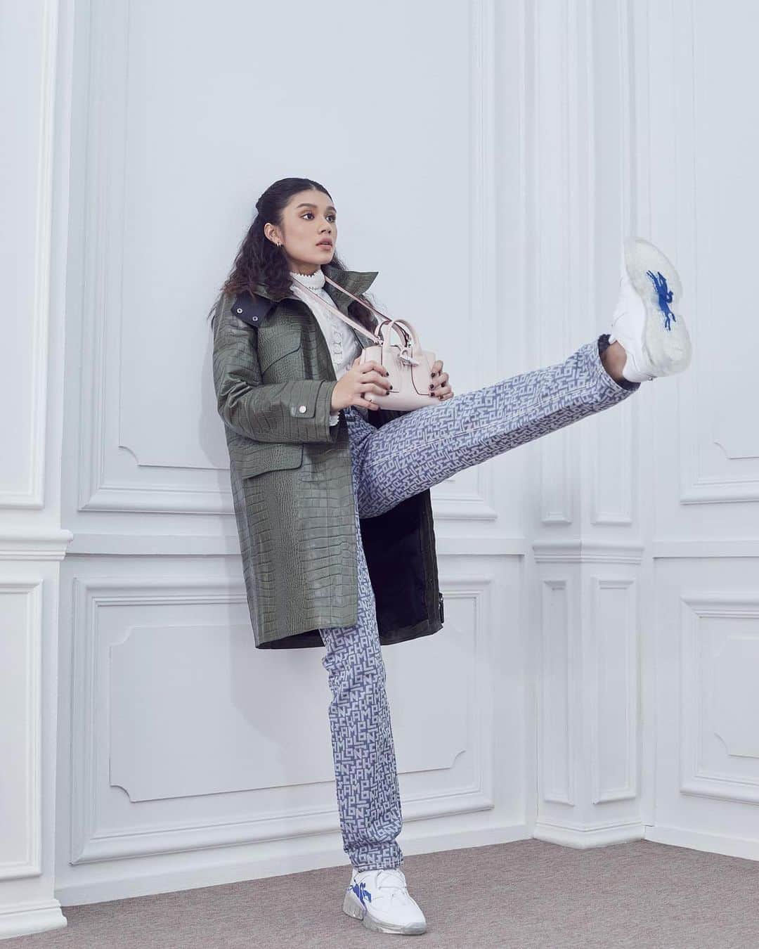 Longchampのインスタグラム：「4 seasons but she'd be fine if there were only 1... Featuring @missmimilana in Summer 21 collection.   #LongchampTresParis #LongchampRoseau #LongchampSS21 #Longchamp」