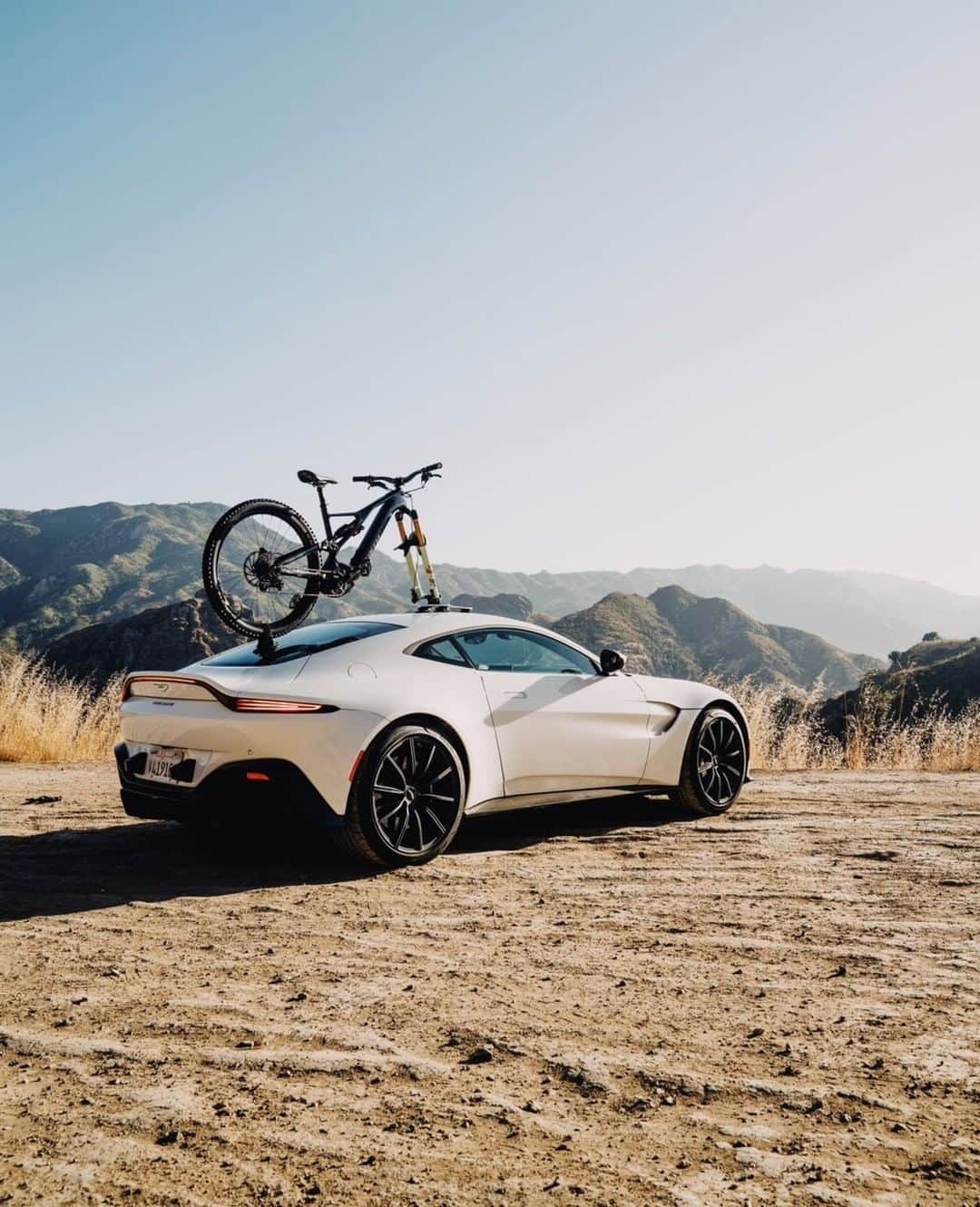 のインスタグラム：「Vantage seeks adventure.  Where would it take you?  📸@lifeof_riley  #AstonMartin #Vantage」