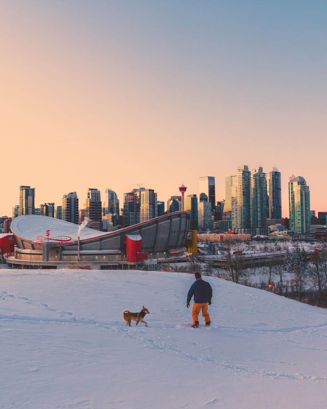 Explore Canadaのインスタグラム：「Fresh snow, pink skies and city views! Calgary looks beautiful under a blanket of snow, wouldn’t you agree? #ExploreCanada #CanadaNice⁠ ⁠ *Know before you go! Check the most up-to-date travel restrictions and border closures before planning your trip and if you're travelling in Canada, download the COVID Alert app to your mobile device.*⁠ ⁠ 📷: @karlleephoto⁠ 📍: @tourismcalgary, @travelalberta⁠ ⁠ #CaptureCalgary #TravelAlberta #ExploreAlberta⁠」