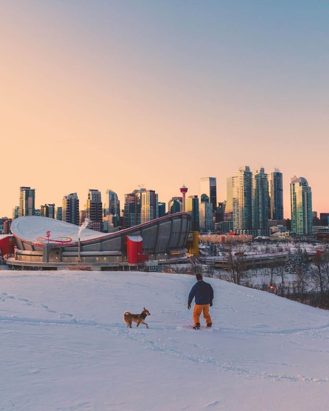 Explore Canadaさんのインスタグラム写真 - (Explore CanadaInstagram)「Fresh snow, pink skies and city views! Calgary looks beautiful under a blanket of snow, wouldn’t you agree? #ExploreCanada #CanadaNice⁠ ⁠ *Know before you go! Check the most up-to-date travel restrictions and border closures before planning your trip and if you're travelling in Canada, download the COVID Alert app to your mobile device.*⁠ ⁠ 📷: @karlleephoto⁠ 📍: @tourismcalgary, @travelalberta⁠ ⁠ #CaptureCalgary #TravelAlberta #ExploreAlberta⁠」1月7日 1時11分 - explorecanada