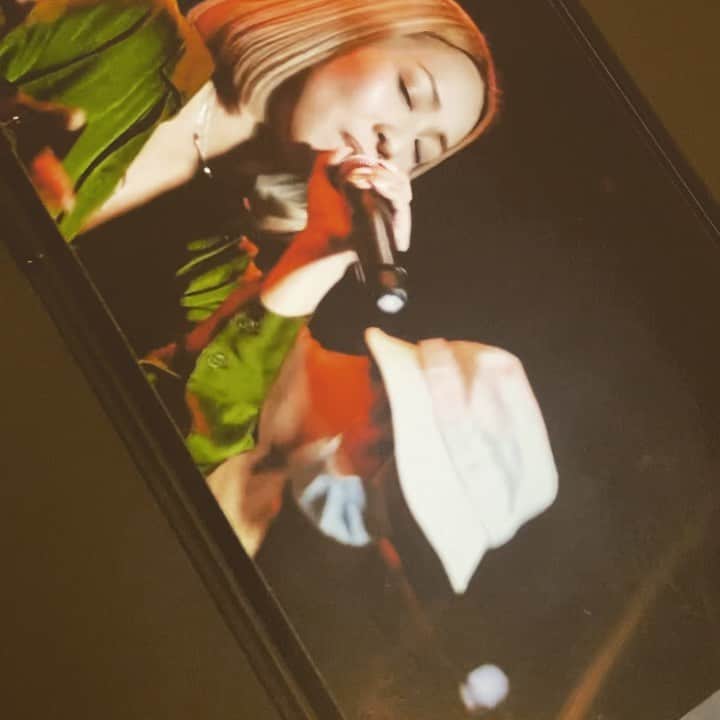 フィオナ・シットのインスタグラム：「@stephanie_cheng  live tonight 🤍🐘🤍🐘🤍🐘. She’s looking at me cuz we are in love Wor」