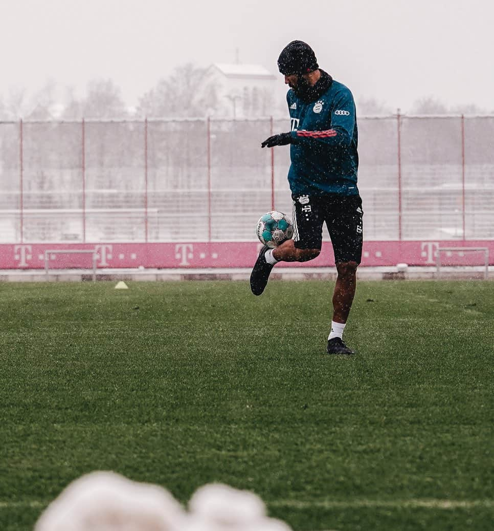 エリック・マキシム・シュポ＝モティングのインスタグラム：「⚽️❄️🤍」