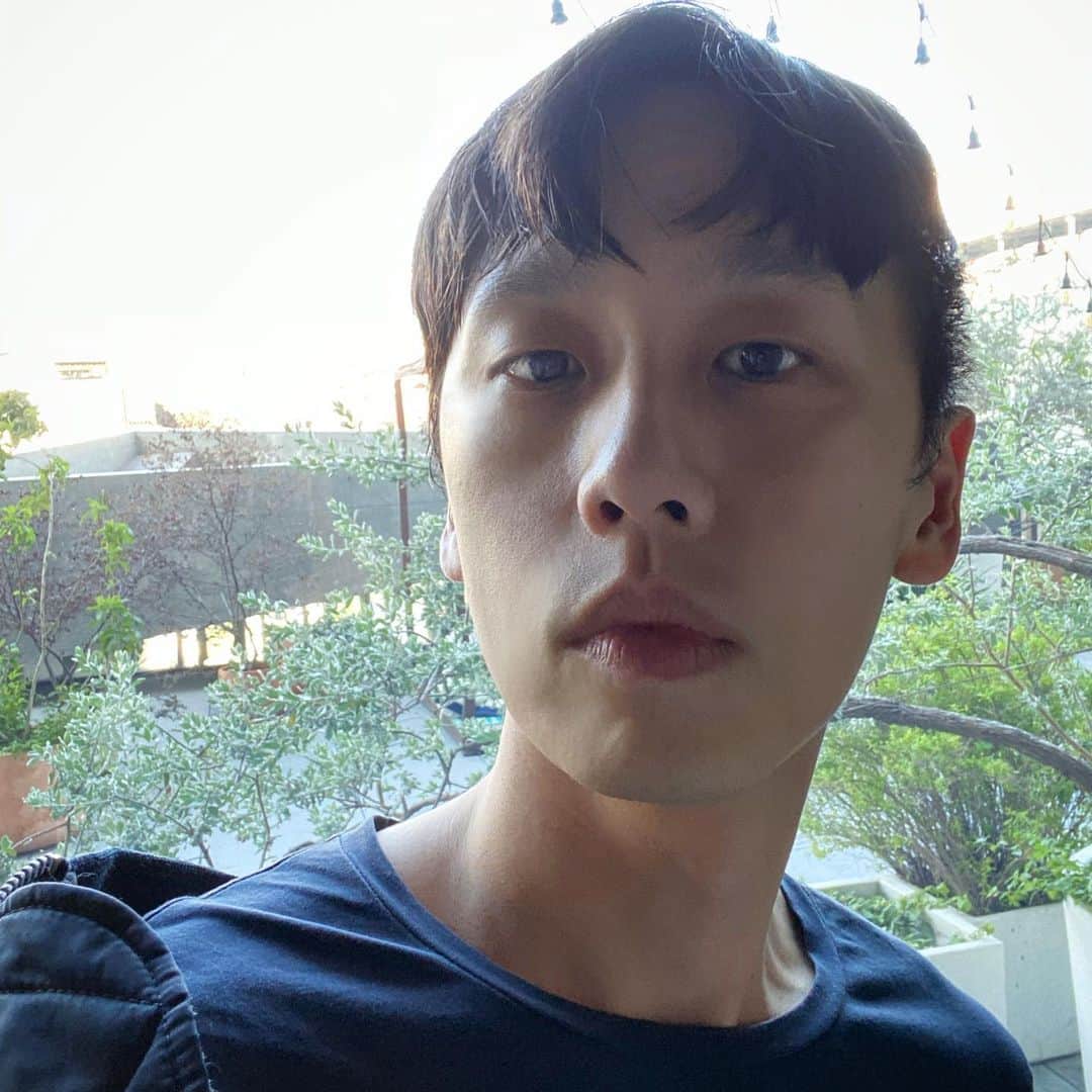 のインスタグラム：「好險趁跨年時曬了很多太陽🌞  不說下次 不說早知道 不提想當初  當明天不是今日的藉口 我們 只用力現在 讓過去過去  Night. 記得保暖」