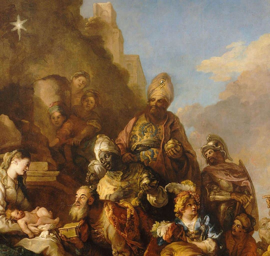 ルーブル美術館さんのインスタグラム写真 - (ルーブル美術館Instagram)「. 🇫🇷 Célébrons l’Epiphanie avec l’Adoration des Mages de Charles de la Fosse ! 👑 - 🌠 Ce tableau représente l’instant précis où les trois rois mages s’apprêtent à offrir leurs présents à l’enfant Jésus. Un amas de figures se presse vers le nouveau-né, couché sur les genoux de Marie. Joseph en brun, se tient derrière la Vierge qui est vêtue d’une robe blanche et d’un manteau bleu. La Sainte Famille est éclairée par une étoile qui se détache d’une architecture en ruine, apportant un effet repoussoir sur la partie gauche, alors que la composition est ouverte sur un ciel clair dans sa partie droite. - 🎨 Exécuté en 1715, ce tableau est l’une des dernières œuvres de Charles de la Fosse, alors âgé de 79 ans. Le peintre français, maître de son art, exprime brillamment ses talents de coloriste, jouant avec les dégradations de la lumière et le clair-obscur, utilisant une savante opposition entre les couleurs vives et les tonalités brunes et dorées. - - - - 🌎 We celebrate today the Epiphany, a Christian feast day commemorating the visit of the three Magi to Jesus. 👑 - 🌠 This painting by Charles de la Fosse, The Adoration of the Magi, represents this precise moment when the three wise men are ready to offer their gifts to the child Jesus. A mass of figures are surrounding the newborn lying on the Virgin's lap who is dressed in a white dress and a blue coat. Joseph, in brown, stands behind her as the soldiers and the crowd gather on either side of the Holy Family lit by a star. - 🎨 Executed in 1715, this painting is one of the last works of Charles de la Fosse, then 79 years old. The French painter, master of his art, brilliantly expresses his talents as a colorist, playing with light gradations and chiaroscuro, using a clever opposition between bright colors and brown and golden tones. - 📸 © RMN - Grand Palais (Musée du Louvre) / Gérard Blot . . . #Louvre #MuséeDuLouvre #LouvreChezVous #MuseumFromHome」1月7日 1時20分 - museelouvre