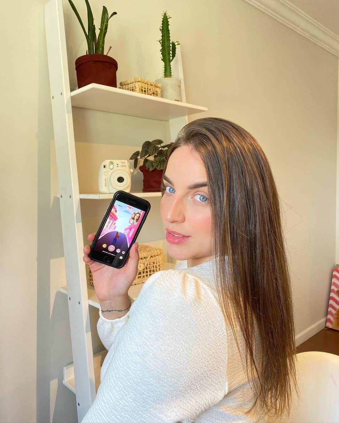 Bruna Unzuetaのインスタグラム：「Além de Elseve Liso dos Sonhos me proporcionar um cabelo lindooo, hidratado, com os fios alinhados e sem frizz, eles ainda criaram um filtro de jogo, o “Elseve Run” e posso dizer que já estou craque e viciada hahahah ninguém vence de mim, é super divertido!! No video eu ensino o passo a passo de como jogar e é bemm fácil 🥰💁🏻‍♀️ @lorealparis @capricho @drogariavenacio🤍#elsevelisodossonhos #elseve #publicidade」