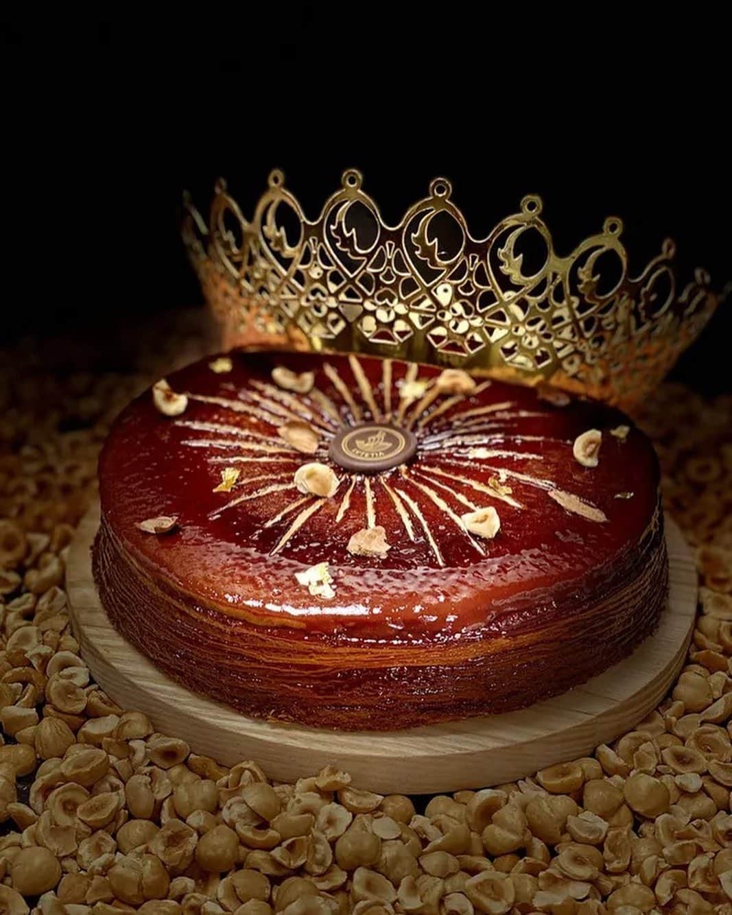 Vogue Parisさんのインスタグラム写真 - (Vogue ParisInstagram)「New Year’s Resolutions will have to take a break today as we celebrate Epiphany with the traditional Galette des Rois: a French patisserie made with layers of light pastry and filled with frangipane. Swipe left for our selection of those proposed by Parisian chefs and hotels.」1月7日 1時22分 - voguefrance