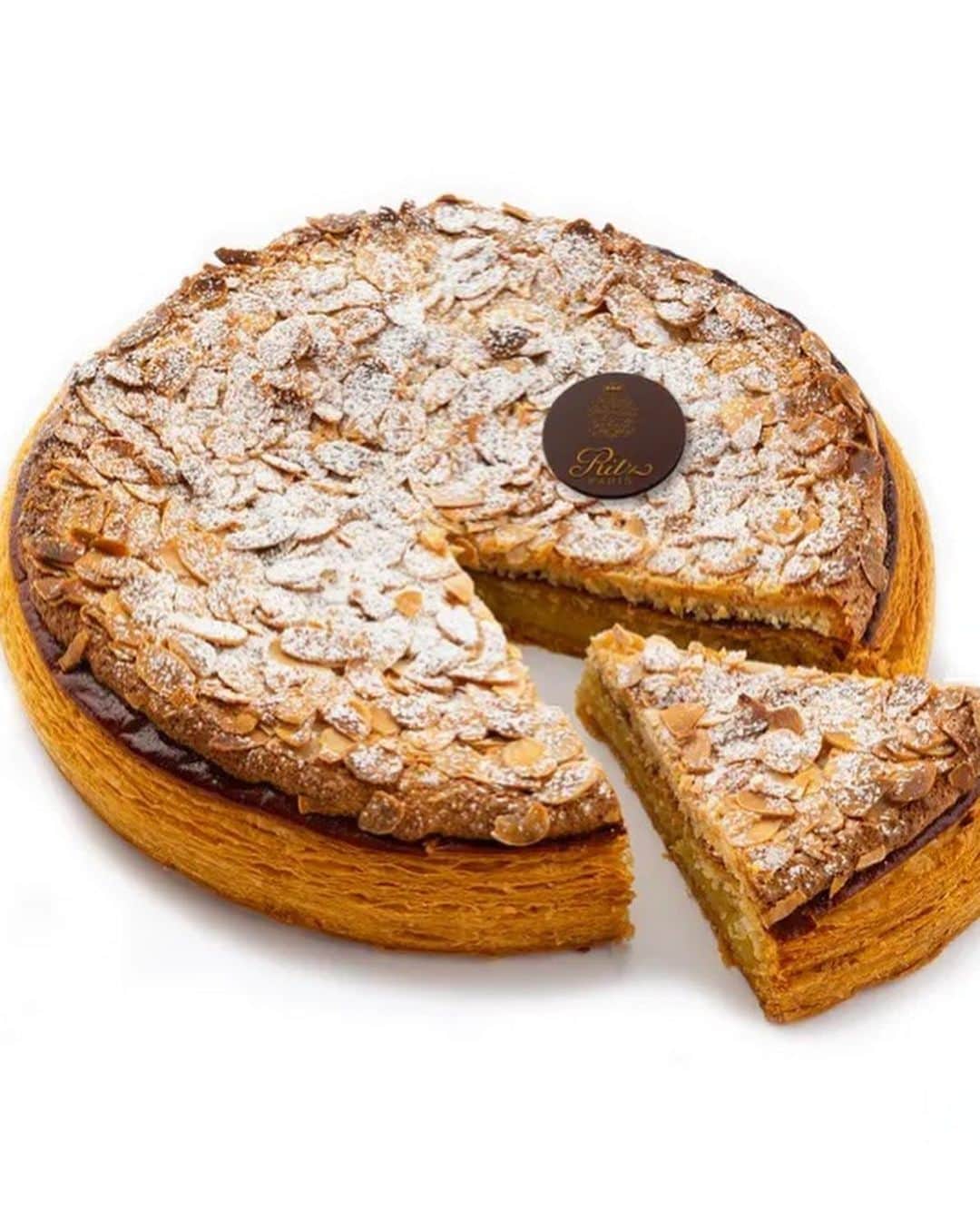 Vogue Parisさんのインスタグラム写真 - (Vogue ParisInstagram)「New Year’s Resolutions will have to take a break today as we celebrate Epiphany with the traditional Galette des Rois: a French patisserie made with layers of light pastry and filled with frangipane. Swipe left for our selection of those proposed by Parisian chefs and hotels.」1月7日 1時22分 - voguefrance