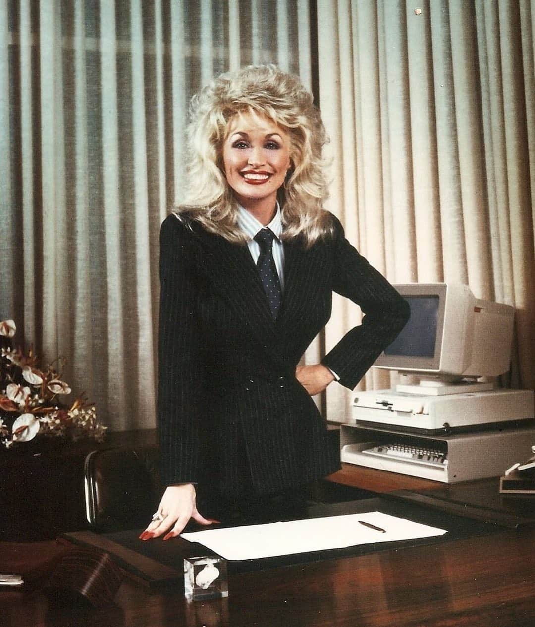 ケイト・ウォルシュさんのインスタグラム写真 - (ケイト・ウォルシュInstagram)「“Me, after I send one email” 💅🏼 Saw this on Twitter from @sgbenoit and couldn’t resist 🤣 @DollyParton is my forever #WCW! 💕」1月7日 1時22分 - katewalsh