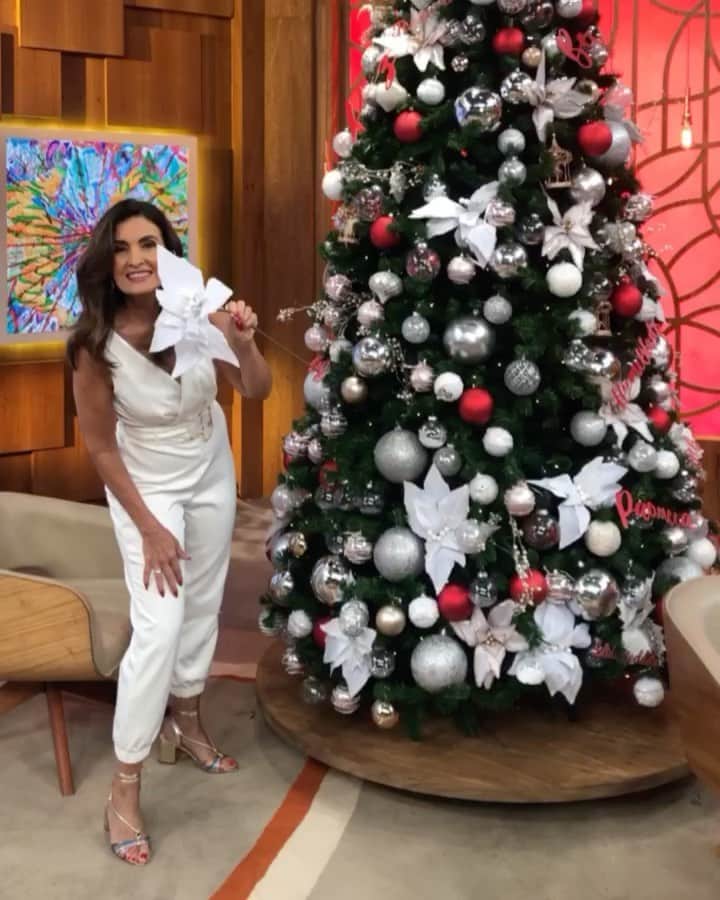 ファチマ・ベルナルデスのインスタグラム：「Hoje é #diadereis. Na tradição cristã, é hora de desmontar a árvore de Natal. Vc já desmontou a sua?」