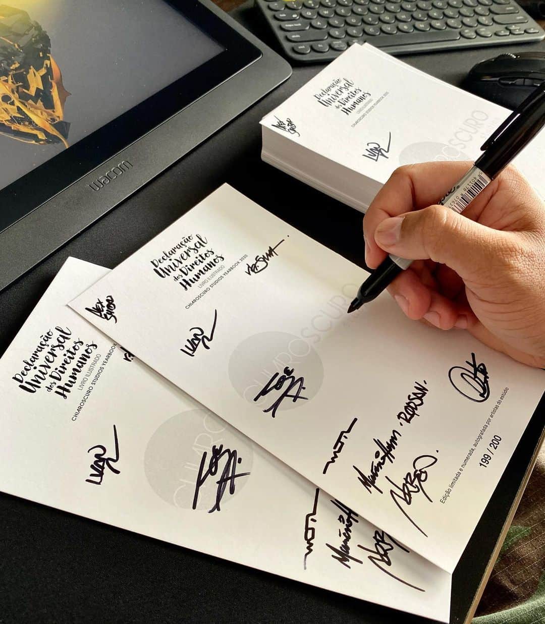 RB Silvaのインスタグラム：「Hoje foi dia de autografar os cards para os apoiadores do #yearbookchiaroscuro 2020. #declaraçãouniversaldosdireitoshumanos」