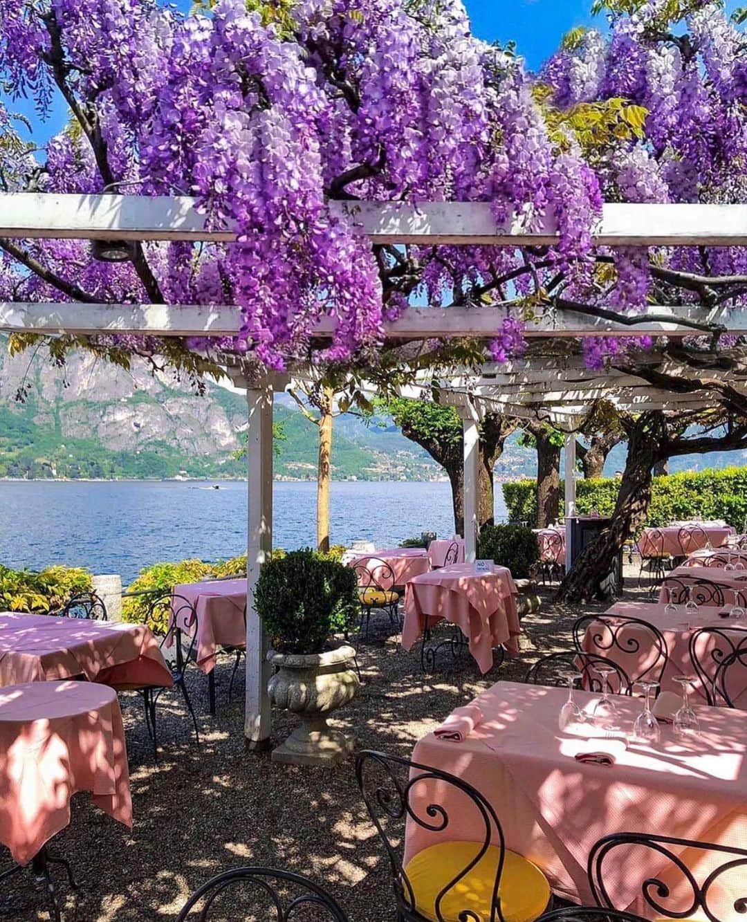 Wonderful Placesさんのインスタグラム写真 - (Wonderful PlacesInstagram)「How beautiful is Lake Como in Italy ✨😍😍😍✨ . 📷 by ✨✨@pinkines✨✨ #wonderful_places for a feature ❤️」1月7日 1時43分 - wonderful_places