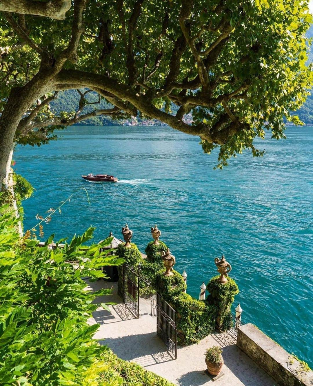 Wonderful Placesさんのインスタグラム写真 - (Wonderful PlacesInstagram)「How beautiful is Lake Como in Italy ✨😍😍😍✨ . 📷 by ✨✨@pinkines✨✨ #wonderful_places for a feature ❤️」1月7日 1時43分 - wonderful_places