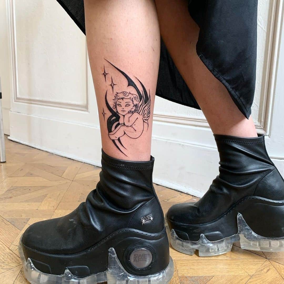 のインスタグラム：「The Vegan Edition of the AIR Xtra platform boots is back in stock. Available at Farfetch.com⁠ 📷 @lolalasioux ⁠ ⁠ Christmas shipping times: Orders for made to order footwear placed between the 20th of November and the 15th of January will be shipped in 6 weeks.」