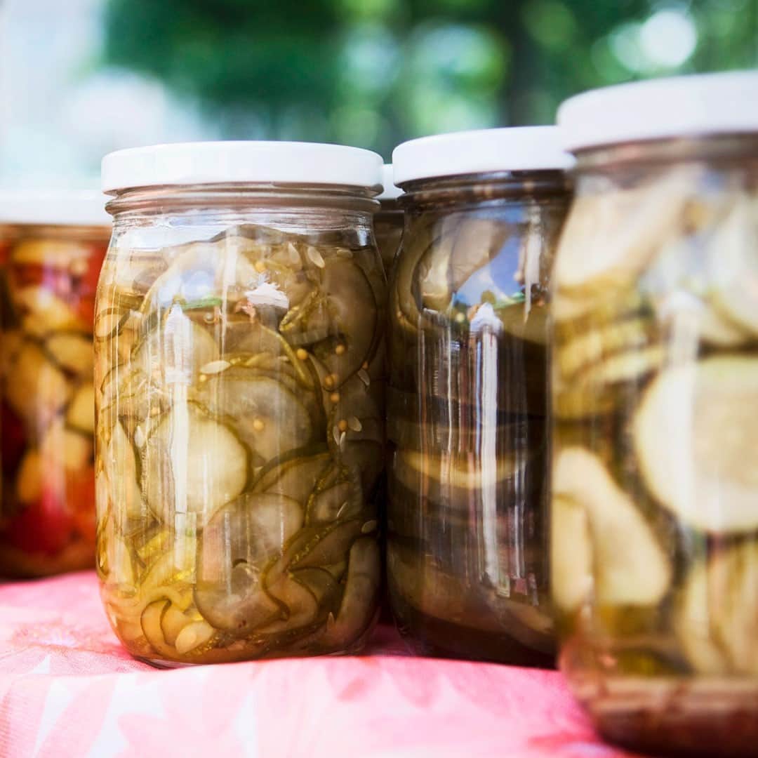 ニューヨーク植物園のインスタグラム：「Winter at home is the perfect time for kids to experiment with new recipes in the kitchen, whether it's making their own quick pickles in the fridge or learning to prepare glazed carrots, bean salad, and more. . Hit the link in our bio to see our collection of Fresh from the Garden Tastings recipes from years past, including plenty of opportunities to use up what you have in your pantry and crisper drawer this season while enjoying a new family activity. . #plantlove #nybgathome #museumfromhome #culturefromhome」