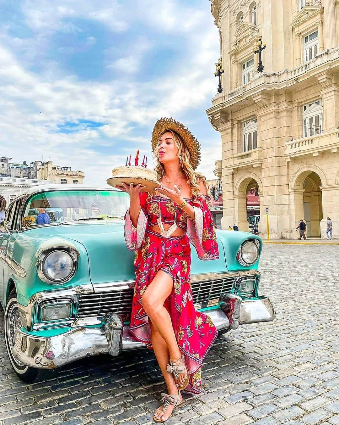 アリサ・ラモスのインスタグラム：「The realist "Social Media VS Reality" (Birthday Edition) you will probably ever get from me, so plz keep reading for the full story 🤣  SO. It was my birthday, and we celebrated in Havana. Originally, I just wanted to go to the Tropicana, but it is currently closed, so @havana_reverie asked what else I wanted to do, and all I said is "Idk, salsa dance?" 🤣💃🏼  WELL! The morning started out with me walking out of my room at @lola.habana to a homemade cake and everyone singing, but we were switching hotels, so I carried it with me in the car (photo 1) . Then it was brunch, pool, and massage before the actual party... . Since the guest list included Havana's top (young) artists and influencers, I decided to dress "casual cool", with an outfit that got more compliments on here than my typical dresses haha! . Anyway, I was surprised with a rooftop salsa class and session and everyone danced the night away! . Which led to me sweating, and with a microphone (which I sang Spice Girls in since the DJ didn't have it), and then magically, I got another cake!!! I haven't had an actual bday cake in like 8 years so getting two was extremely exciting! They even put little dominos on it!  . Sooo yeah, that was epic! One of my best birthdays ever for sure!  . Now to relax and enjoy local life here! I'm looking forward to showing you the reality of the way the people live here, and to explain why Havana is stuck in a time capsule (waiting until after I leave for those posts) . Is any of this what you expected of Cuba? . . . #happybirthday #havana #2021 #capricorn #mylifesatravelmovie」
