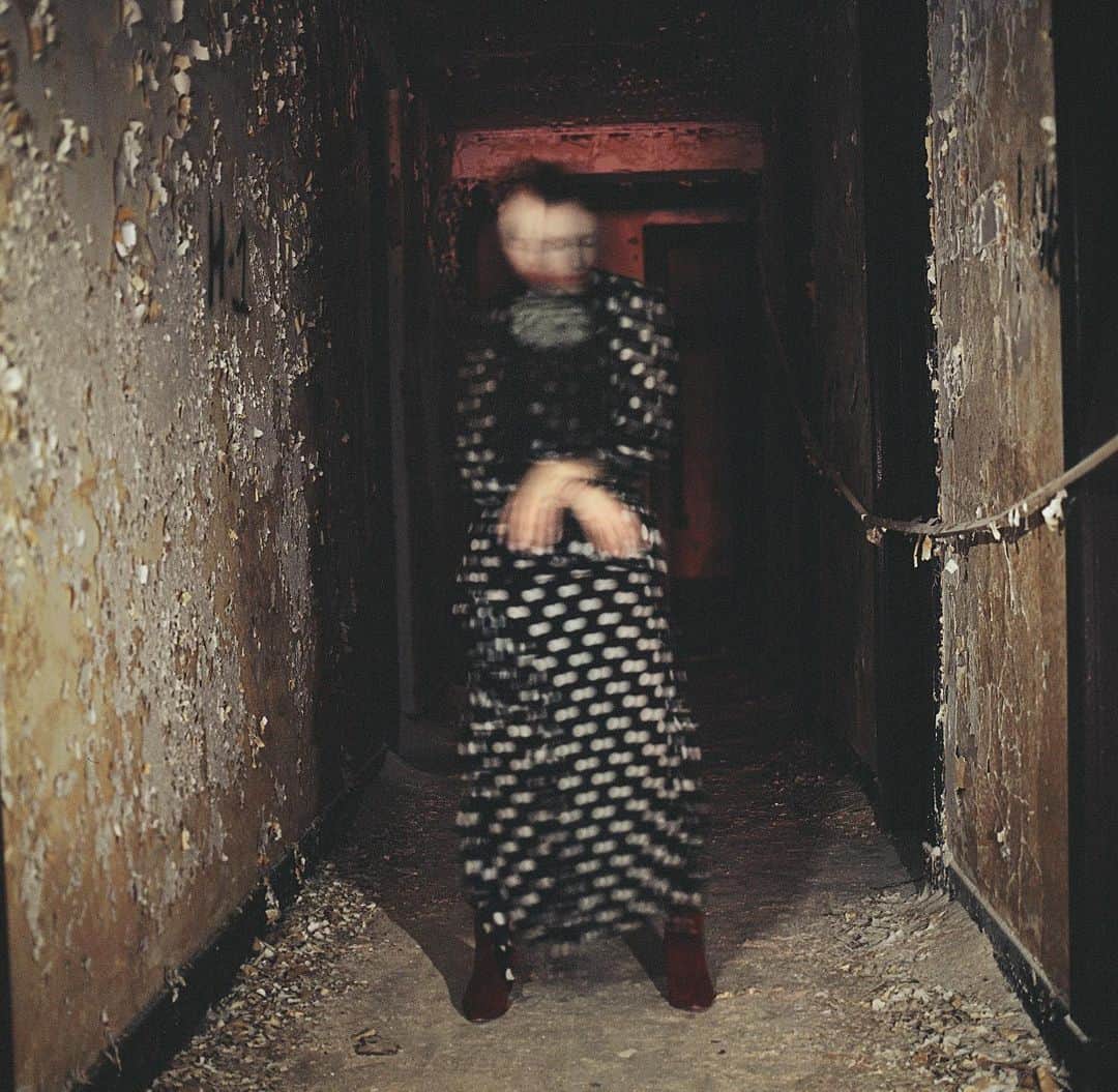 アリー・エックスのインスタグラム：「Please enjoy this old negative from inside an abandoned mental institution to celebrate Paper Love hitting 30 million streams on Spotify. Oh yes. 📷 @burtoo」