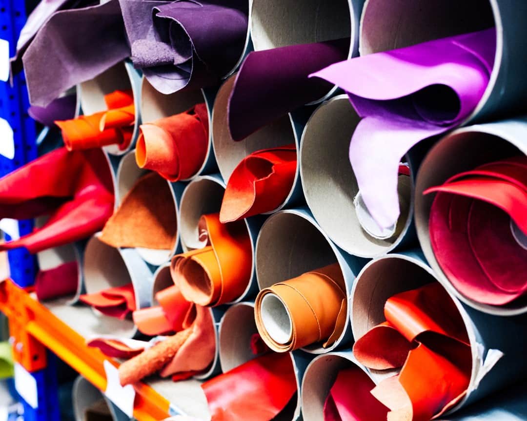 ランセルのインスタグラム：「*Résolution n°1 : Je ferai le choix de la qualité et de la durabilité*  Fabriqués en Italie, près de Florence, les sacs et la maroquinerie signés Lancel bénéficient des plus beaux cuirs, sélectionnés avec soin. Les peaux proviennent de fermes d’élevages et une attention toute particulière est apportée à leur traitement, dans le respect de l’environnement. Un parfait gage de qualité.   ••• *Resolution #1 : I will choose quality and durability*  Made in Italy, near Florence, the bags and leather goods benefit from the finest leathers, carefully selected. The leathers come from breeding farms and specific attention is given to their treatment, with a responsible approach. A perfect guarantee of quality.   #Since1876 #Lancel」