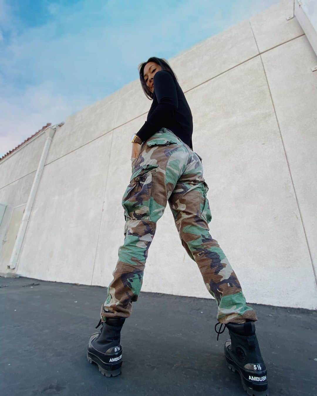 ジョーディン・テイラーのインスタグラム：「Look who got waterproof shoes when she relocated to a weather-less state. ☝🏾 Finding sprinklers as an excuse because fully obsessed.」