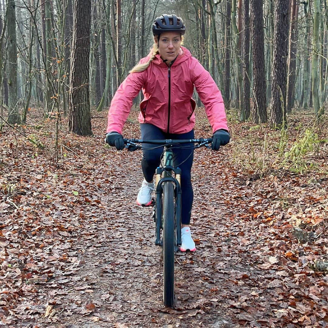 アンジェリーク・ケルバーさんのインスタグラム写真 - (アンジェリーク・ケルバーInstagram)「🚲 + 🏞 = 😍  Mixing up my training routine with a bike ride in nature. In the beginning of my career, endurance training was a huge “dislike” for me. And now these sessions are the ones I (almost) look most forward to. 😅  To check out my choice of @rose_bikes equipment, see the link in bio --> bit.ly/selectedbyangie_thrill_hill   #rosebikes #cyclestories #selectedby #angiekerber」1月7日 1時53分 - angie.kerber