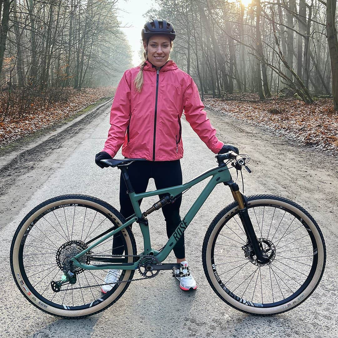 アンジェリーク・ケルバーさんのインスタグラム写真 - (アンジェリーク・ケルバーInstagram)「🚲 + 🏞 = 😍  Mixing up my training routine with a bike ride in nature. In the beginning of my career, endurance training was a huge “dislike” for me. And now these sessions are the ones I (almost) look most forward to. 😅  To check out my choice of @rose_bikes equipment, see the link in bio --> bit.ly/selectedbyangie_thrill_hill   #rosebikes #cyclestories #selectedby #angiekerber」1月7日 1時53分 - angie.kerber