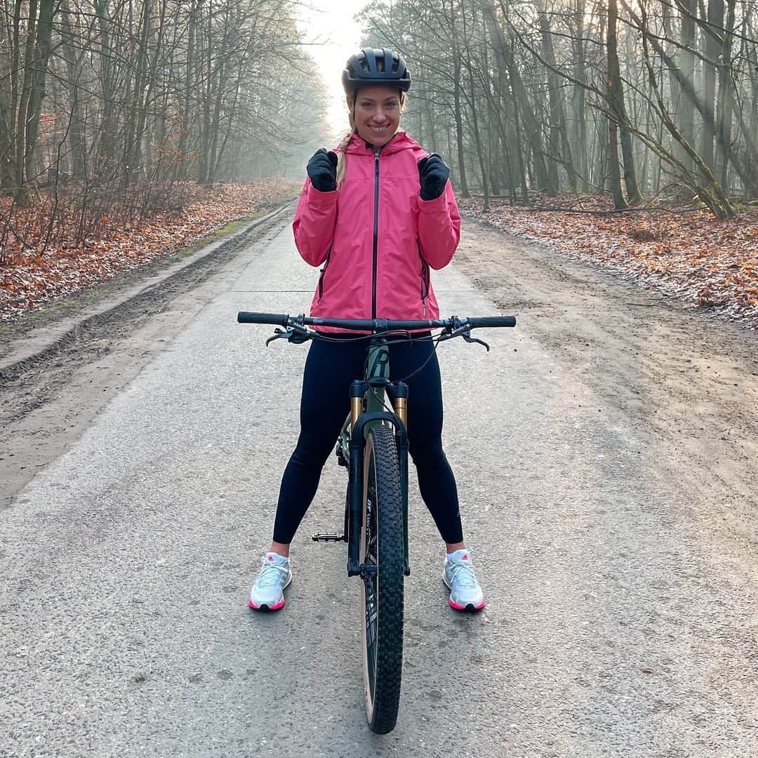 アンジェリーク・ケルバーさんのインスタグラム写真 - (アンジェリーク・ケルバーInstagram)「🚲 + 🏞 = 😍  Mixing up my training routine with a bike ride in nature. In the beginning of my career, endurance training was a huge “dislike” for me. And now these sessions are the ones I (almost) look most forward to. 😅  To check out my choice of @rose_bikes equipment, see the link in bio --> bit.ly/selectedbyangie_thrill_hill   #rosebikes #cyclestories #selectedby #angiekerber」1月7日 1時53分 - angie.kerber