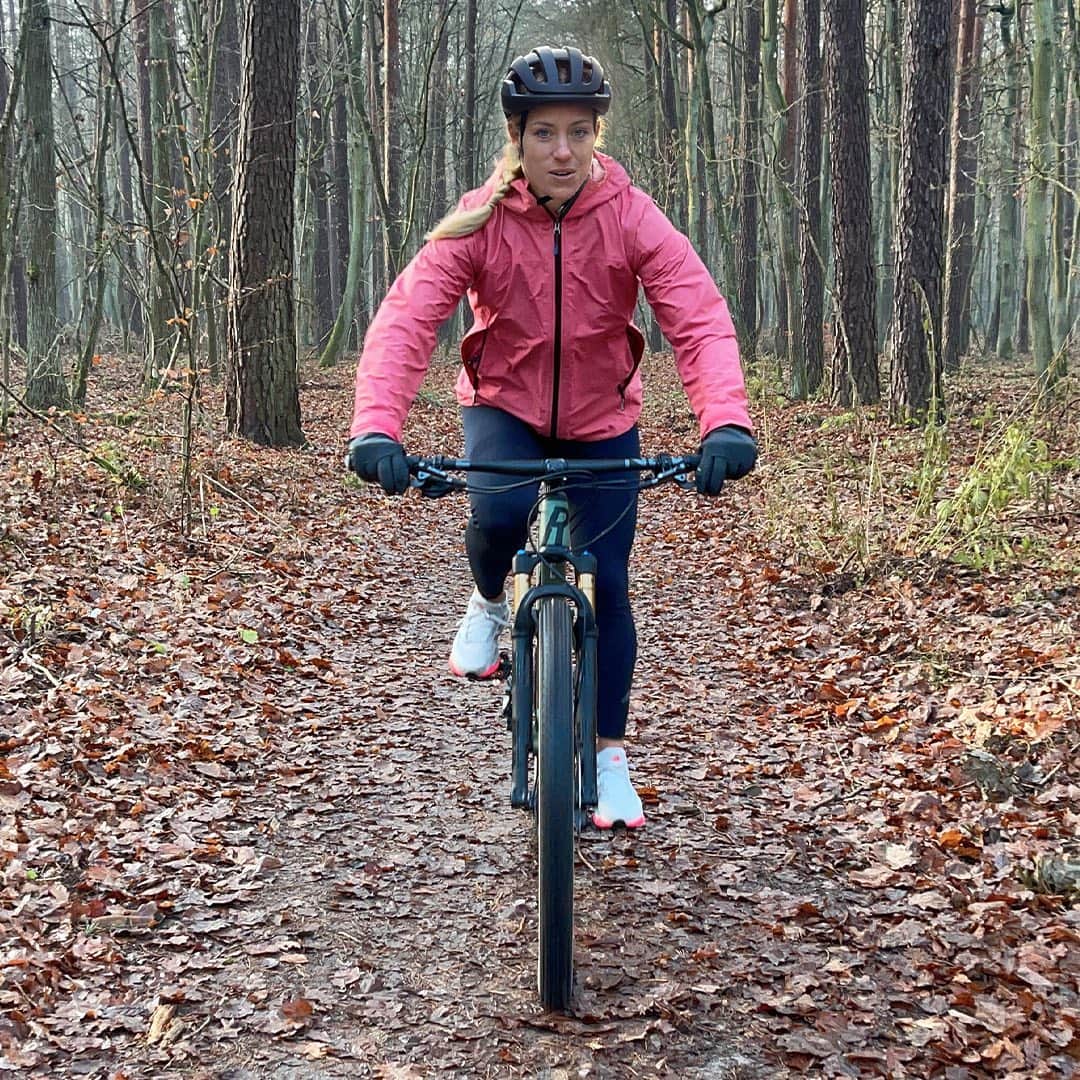 アンジェリーク・ケルバーのインスタグラム：「🚲 + 🏞 = 😍  Mixing up my training routine with a bike ride in nature. In the beginning of my career, endurance training was a huge “dislike” for me. And now these sessions are the ones I (almost) look most forward to. 😅  To check out my choice of @rose_bikes equipment, see the link in bio --> bit.ly/selectedbyangie_thrill_hill   #rosebikes #cyclestories #selectedby #angiekerber」