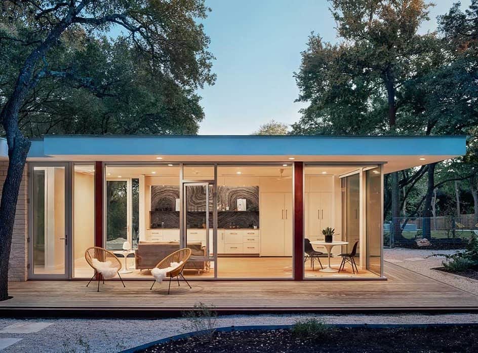 Design Milkさんのインスタグラム写真 - (Design MilkInstagram)「Matt Garcia Design has designed an accessory dwelling unit in West Austin, Texas that nearly outshines the primary home for which it was built. The Verdi Place ADU spans 540 square feet–a comparable size to a one-bedroom apartment–but it feels much more spacious thanks to floor-to-ceiling glass and a murphy bed that neatly tucks away when not in use. \\\ Tap the link in bio to read more about the Verdi Place ADU. 🔗  📷 : @caseycdunn」1月7日 1時55分 - designmilk