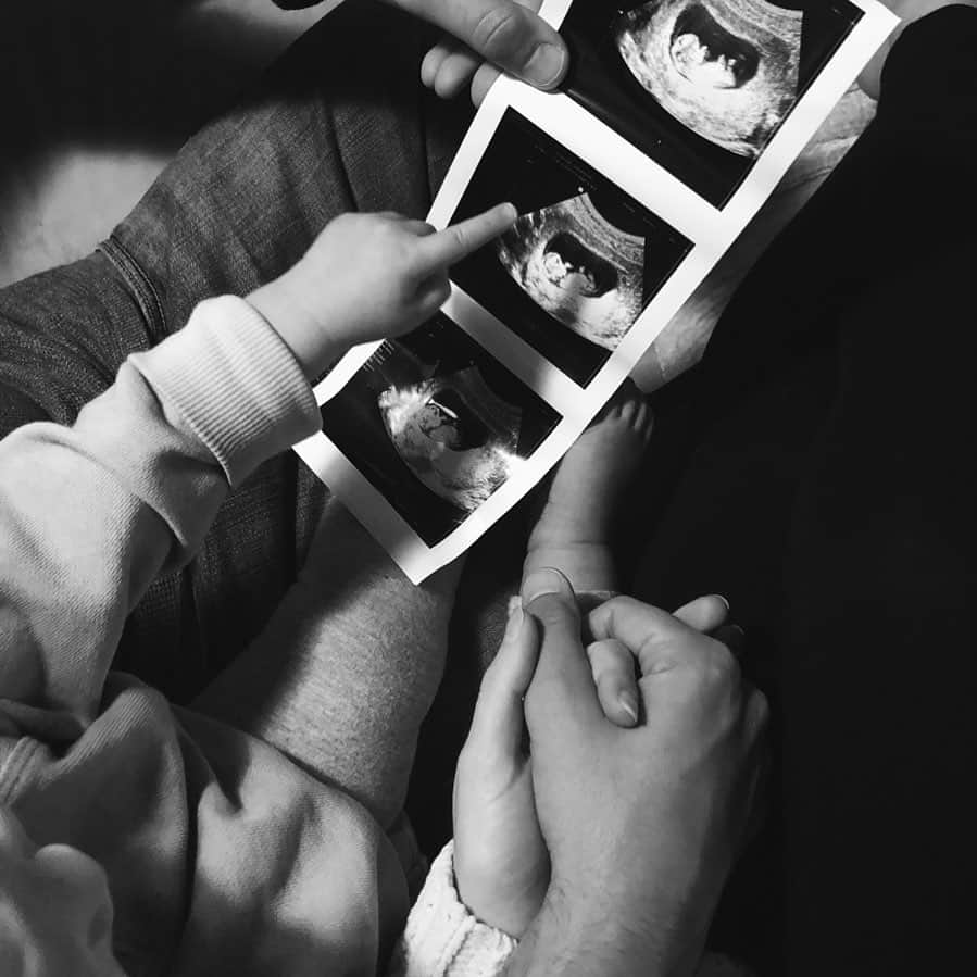 のインスタグラム：「What a sweet surprise to be pregnant again! Haevyn is so excited because she will have a best friend.  As I carry you in my tummy I wonder what you will be...but Daddy says “No no, we must wait and see!”  Our hearts are filled with excitement galore, we can't wait to be a family of four! 🤍 #surprisebaby #comingJuly2021」
