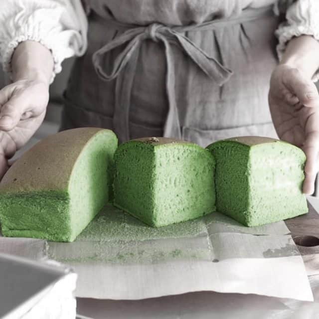 Matchæologist®のインスタグラム：「😱 Tag a friend with whom you’d love to share this mouth-watering #Matcha #Castella! 🍰 Thanks to @michoumama for sharing this delicious #MatchaTreat with us! . Adding #Matcha to your culinary creations is a great way to integrate a depth of flavour and a vibrant green colour to your homemade treats! 😋 Try our Midori™ Matcha. It’s a perfect matcha grade for use in your favourite recipes! 🌿 . For premium-quality artisanal matcha 🍵, please visit Matchaeologist.com. . 👉 Click our bio link @Matchaeologist . Matchæologist® #Matchaeologist Matchaeologist.com」