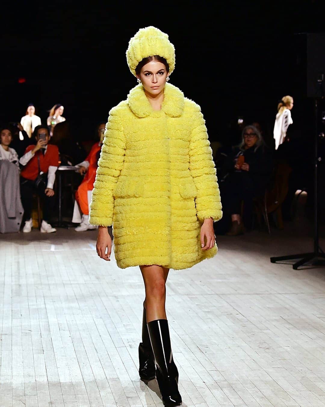 Fashion Weekのインスタグラム：「Why don't you match your hat to your coat this winter a la @marcjacobs' winter 2021 runway collection. 📸 of @kaiagerber by @gettyimages.」