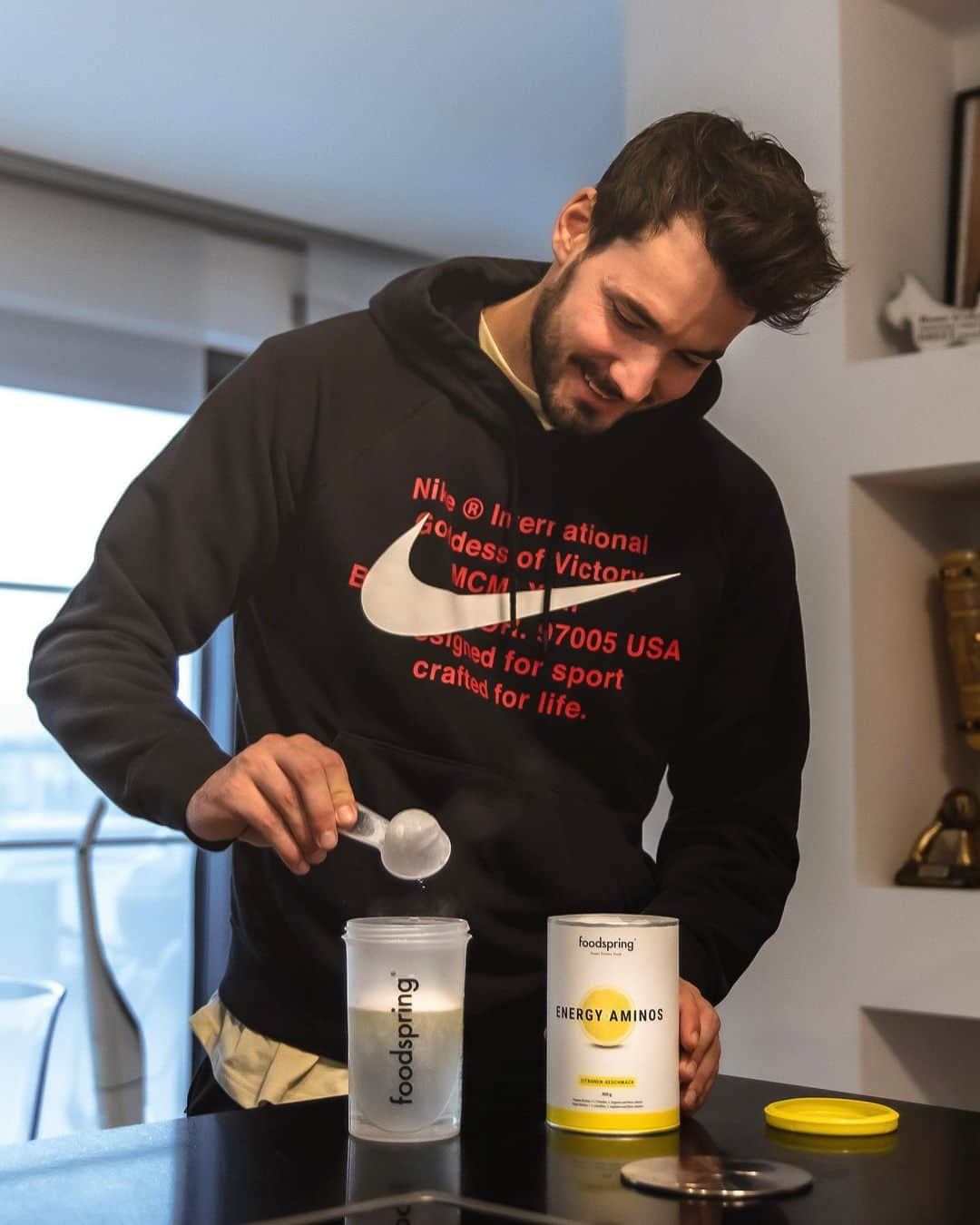 ロマン・ビュルキのインスタグラム：「Neues Jahr, gleiche Routine @foodspring 🦾  Vor dem Training gibt es bei mir immer meine Lieblings Energy Aminos.   -> 15% Mit romanFSG #ad #rb1 #foodspring」