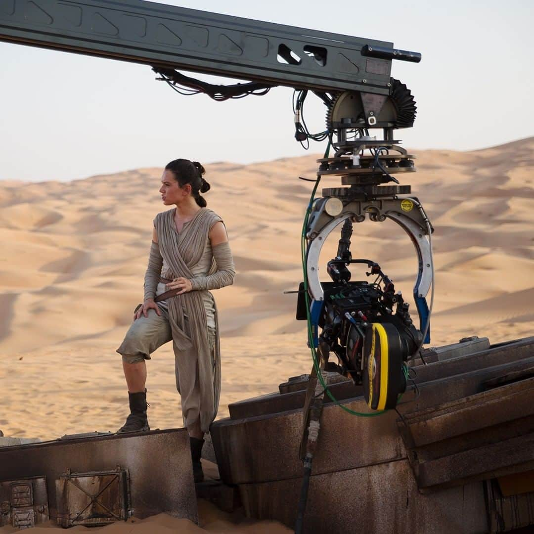 スター・ウォーズさんのインスタグラム写真 - (スター・ウォーズInstagram)「Who wouldn’t want to live in an abandoned AT-AT? Daisy Ridley on the set of #TheForceAwakens in Abu Dhabi.」1月7日 2時04分 - starwars