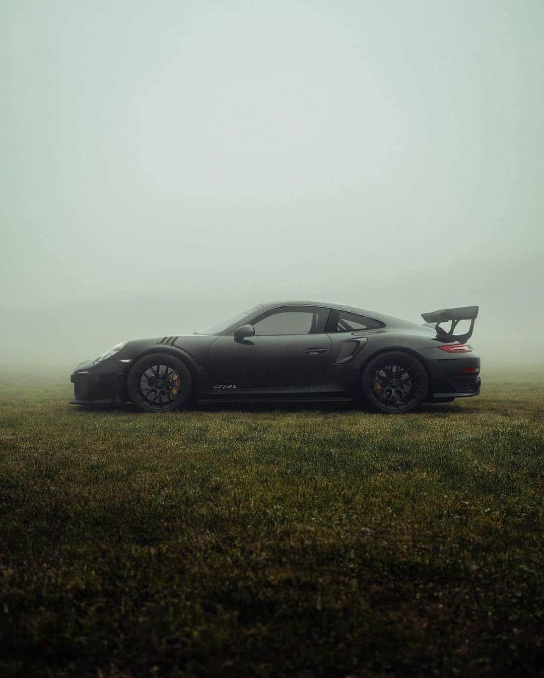 Porscheさんのインスタグラム写真 - (PorscheInstagram)「A spot of fog doesn't dampen this driving spirit.  (📸@blekoshots) #Porsche #PorscheMoment」1月7日 2時04分 - porsche
