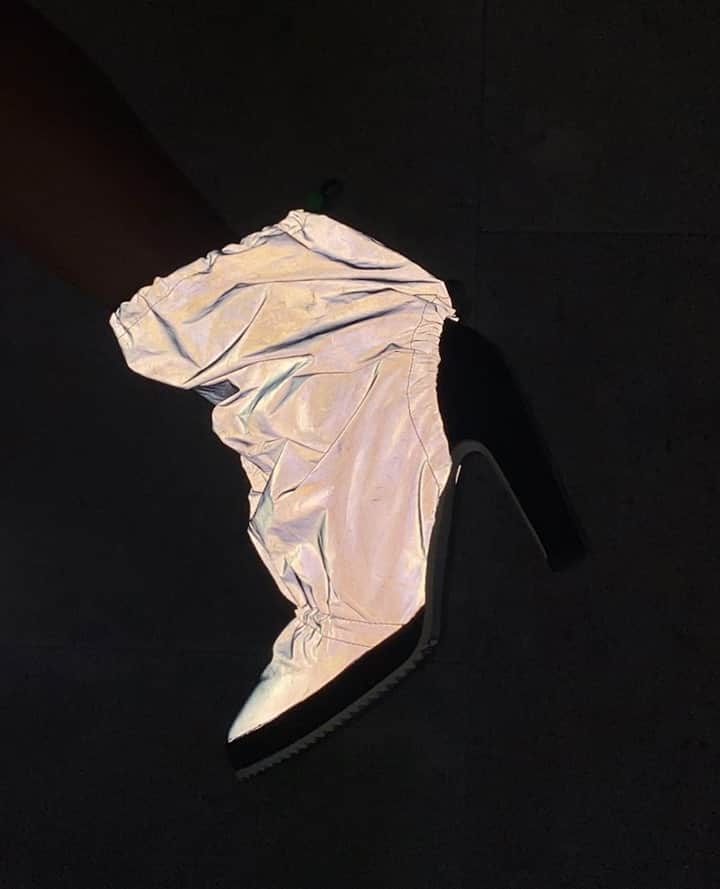 ユナイテッドヌードさんのインスタグラム写真 - (ユナイテッドヌードInstagram)「The COVER BOOTIE //// Inspired by technical wear, a water-repellent gaiter upper tightened with bungee chords and fitted on a 3-3/4" heel. //// #AW20⁠ .⁠ .⁠ .⁠ #unitednude #fashion #architecture #killerheels #hautecouture #autumnwinter #design #heels #footwear #footweardesign #fashionfootwear #2020 #style #thefuture #futuristic #shoegame #streetstyle #lookoftheday #instafashion #instastyle #solecollector #minimalmovement #streetlook」1月7日 2時05分 - unitednude