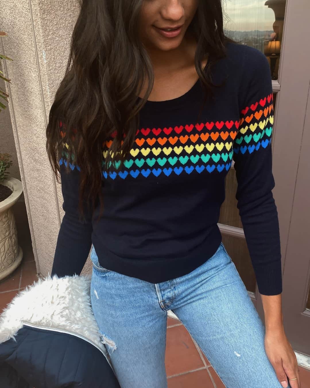 チェイサーのインスタグラム：「The graphic sweater you have been looking for!😍🌈✨ #chaserbrand #graphicsweater #winterfashion #winterstyle #winteroutfit #graphictee #wintersweater cha5696」