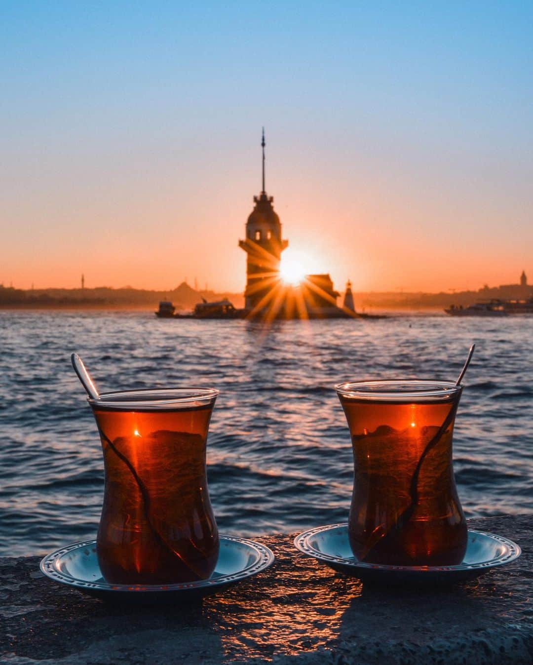Izkizさんのインスタグラム写真 - (IzkizInstagram)「What’s your FAVOURITE city?   I have a few but Istanbul is definitely in my top 5. It’s a city like no other, it spans two continents; Europe and Asia and has something to explore around every corner. It’s full of history, culture and there’s so much to do, see and eat!  I have been there more time than I can count and I still find new things to discover on each visit. Here are just some of my must-do’s in Istanbul if you’ve never been before:  1. Visit the Hagia Sofia and Blue Mosque 2. Go down to the Basilica Cistern 3. Drink a Turkish coffee in one of the rooftop cafes in Sultanahmet 4. Get lost in the Grand Bazaar 5. Watch the sunset at Kız Kulesi whilst sipping on Turkish tea 6. Go on a boat trip down the Bosphorus Strait 7. Wander around the instagrammable streets of Balat 8. Explore the colourful Spice bazaar 9. Climb up Galata Tower and enjoy 360 degree views of the city 10. Eat the best grilled fish wrap you’ll ever have at Balik Ekmeki Mehmet Usta in Karaköy」1月7日 2時06分 - izkiz