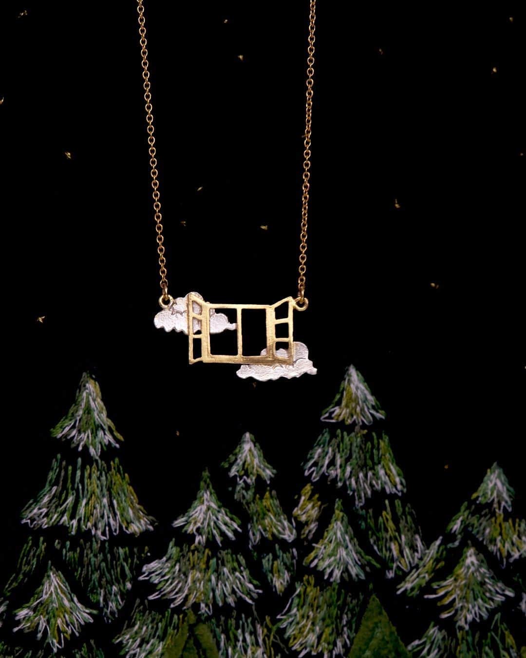のインスタグラム：「We could all benefit from a little extra lift right now - so below we've pulled together a sparkling edit of our most hopeful, characterful, and uplifting treasures!✨ 🎈 Link in Bio 🔗 ⠀ ⠀ From a wide-open window looking out upon fluffy silver clouds to our soaring Rocket Locket, a frolicking Baby Blue Whale, and our Teeny Tiny Wren. ☁️ 🚀 🐋 🐥  Unique in their detail, character, and craftsmanship, Alex has always designed his jewellery to make you smile! 😊 🐝\⠀ ⠀ #AlexMonroe #HandmadeinEngland #InspiredbyNature #EthicallyMade #Handmade #Jewellery」