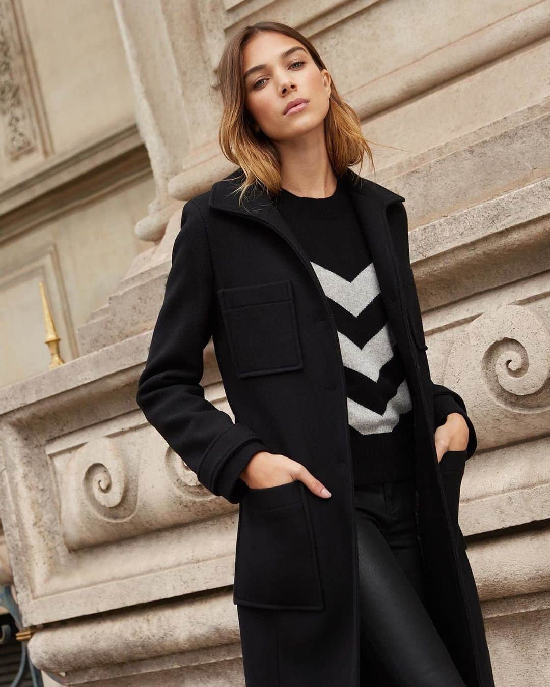 クーカイのインスタグラム：「Le manteau Catherine, un indémodable pour un look tendance et chic.   #kookai #coat #ah20」