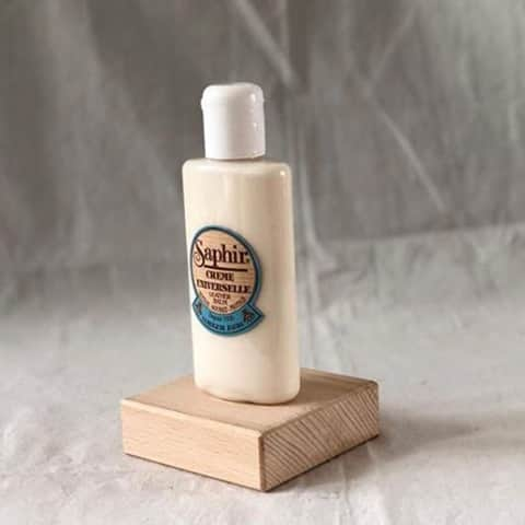 Saphirさんのインスタグラム写真 - (SaphirInstagram)「Here is our favourite milk enriched with jojoba oil and beeswax to gently cleanse. 🕊️ The Crème Universelle is the formula to take care of your leather items!  Un lait tout doux enrichi d'huile de jojoba et de cire d'abeille pour nettoyer sans agresser. 🕊️ La Crème Universelle, c'est l'idéal pour prendre soin de vos cuirs !  @semir_idn   #ShoeShine #Saphir #SaphirOfficial #Shine #ShoeCare #MirrorShine #SpitShine #Glossy #Gloss #ShoecareShop #TheshoeCareShop #Shoestagram #Shoeporn #Mensshoes #Stylishmen #Styleforum #MensShoes #DressShoes #LeatherShoes #ShoeGazing #ClassicShoes」1月7日 2時12分 - saphir_official