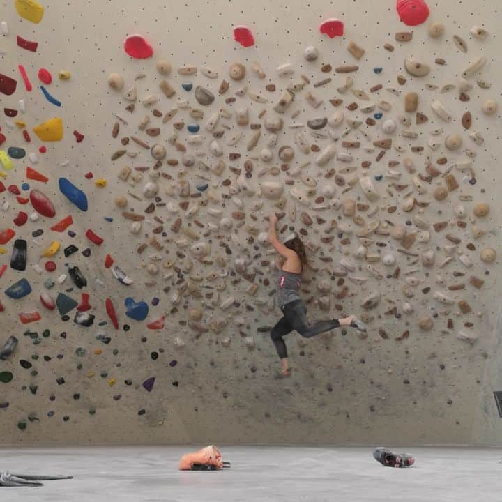 ハンナ・シューベルトのインスタグラム：「This video is from my first session on this wall a few weeks back🙈 As we didn't have a board type of wall like this to train before I had to get used to the steepness and the bad footholds in the first few sessions but now it already got a lot better and i can not only climb on the best holds that are on the wall like i do in this video 😂💪」