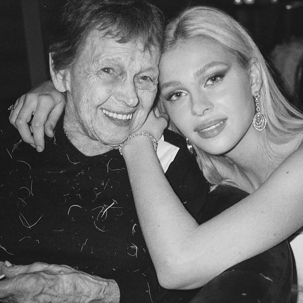ニコラ・ペルツのインスタグラム：「𝓈𝒽𝑒’𝓈 𝒶𝓁𝓌𝒶𝓎𝓈 𝓈𝓂𝒾𝓁𝒾𝓃𝑔 🥺」