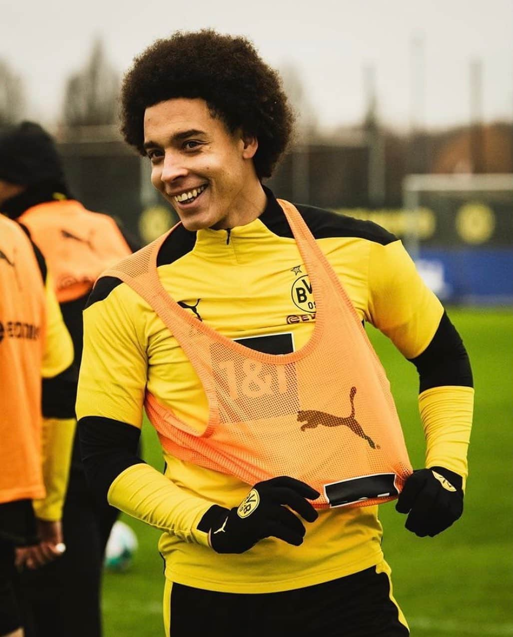 アクセル・ヴィツェルさんのインスタグラム写真 - (アクセル・ヴィツェルInstagram)「Working with a smile 😄 #BVB #AW28」1月7日 2時21分 - axelwitsel28