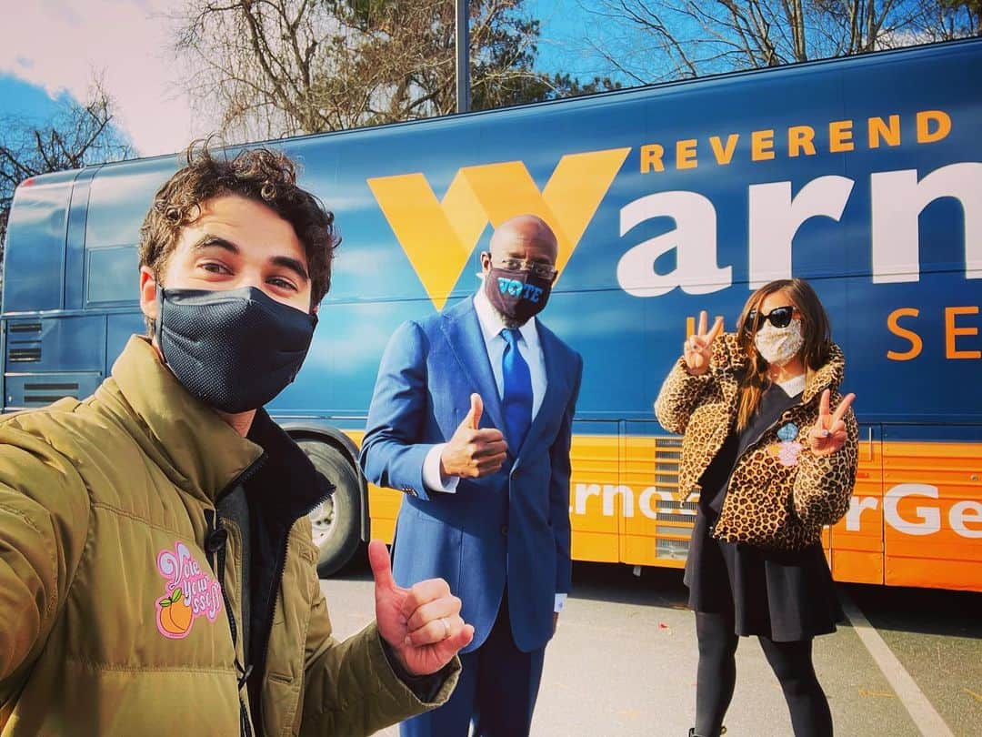 のインスタグラム：「🎉 As sweet and clear as moonlight through the pines 🎉   #wedidit   @raphaelwarnock @jonossoff」