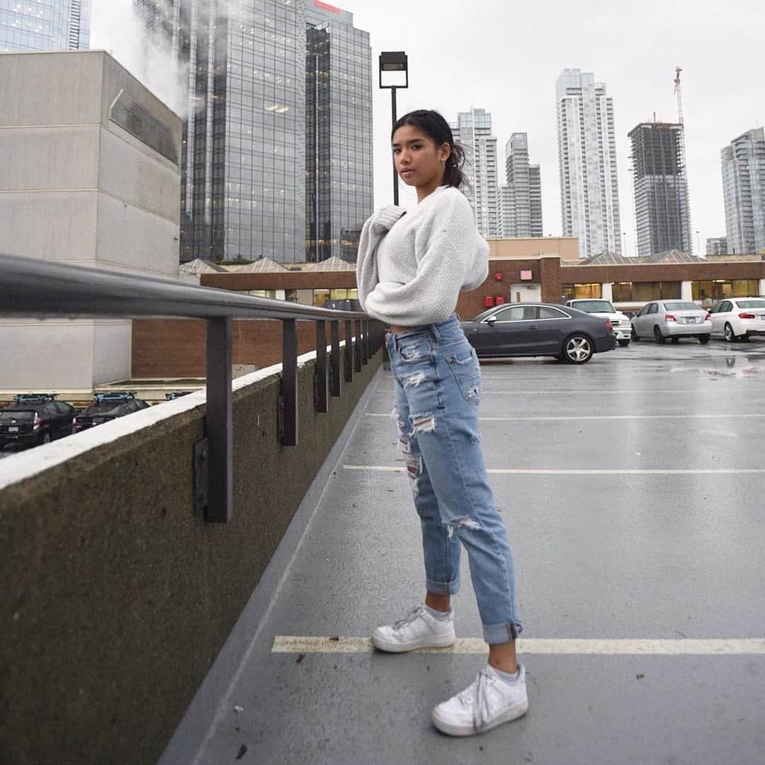 American Eagleのインスタグラム：「The remedy for a gloomy winter day? Your favorite pair of Mom Jeans! @racheldalisayy #myAEambassador」
